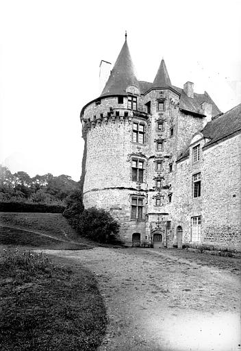 Tour ronde à machicoulis