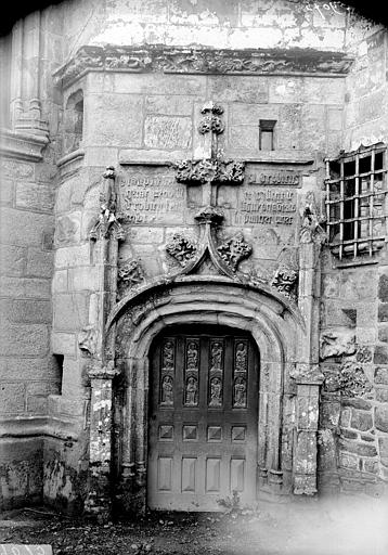 Tourelle de l'escalier, porte