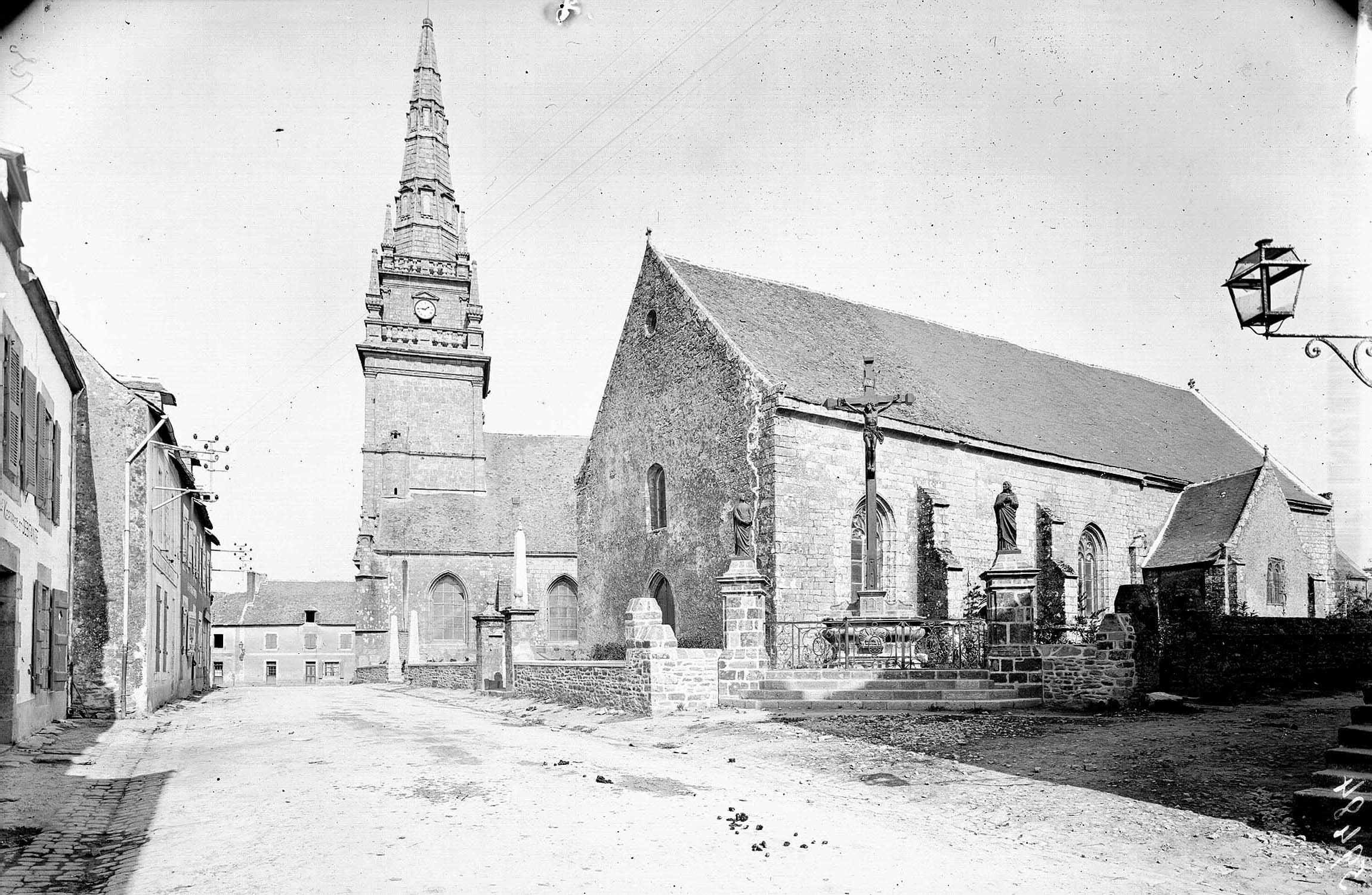 Clocher de l'église et chapelle