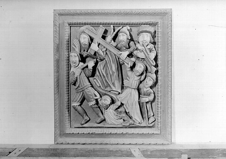 Haut-relief : Montée au calvaire ; appartient à un ensemble de 14 hauts-reliefs.