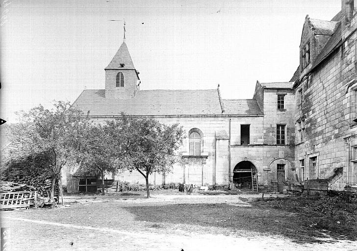 Cour et église