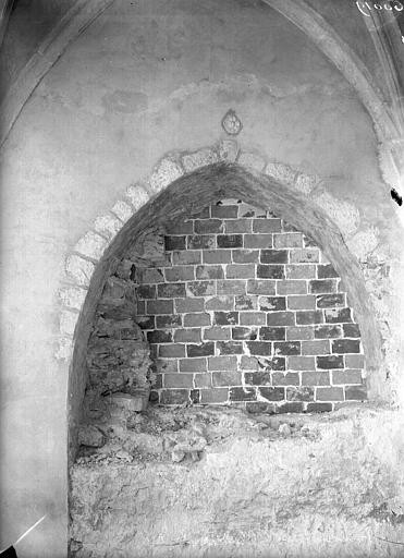 Cloître, arcade murée