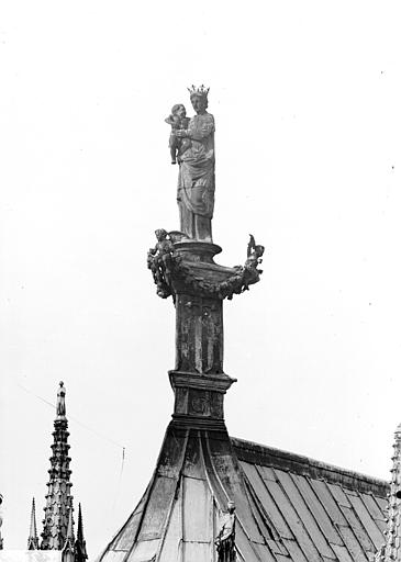 Chapelle du chevet, Vierge en plomb couronnant le faîtage