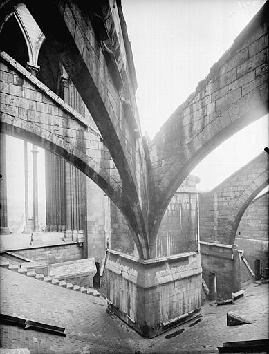 Angle nord-est du transept, arc-boutant triple, retombée et culée