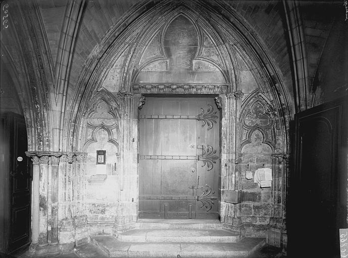 Salle capitulaire, porte donnant dans la nef