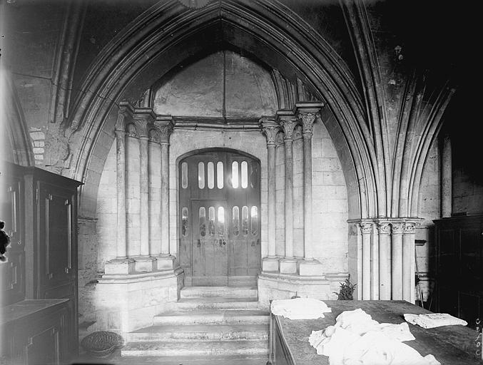 Salle capitulaire, porte à l'est