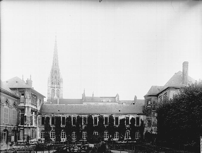 Jardins et façade, à l'est