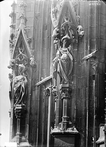 Tour de Beurre, statues à l'est