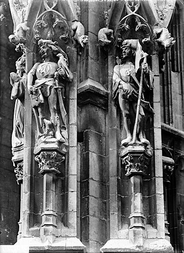 Tour de Beurre, statues à l'est