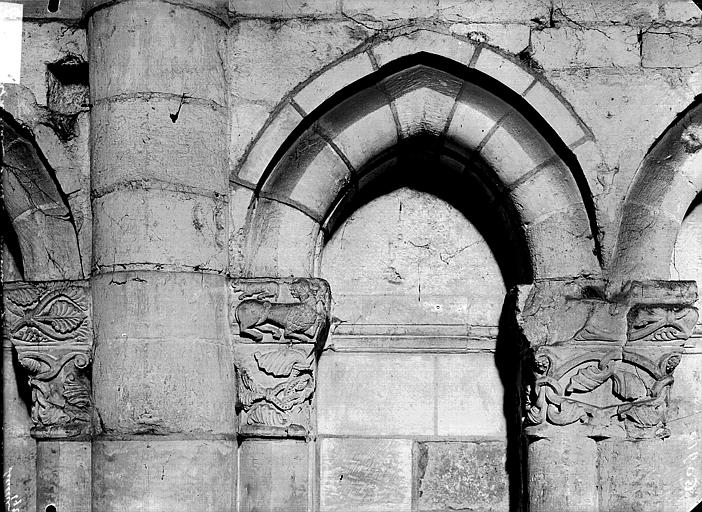 Tour Saint-Romain, rez-de-chaussée, détail d'arcature