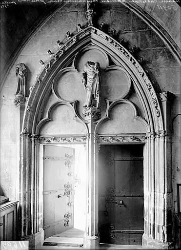 Sacristie dans l'ancien cloître, petite porte au nord