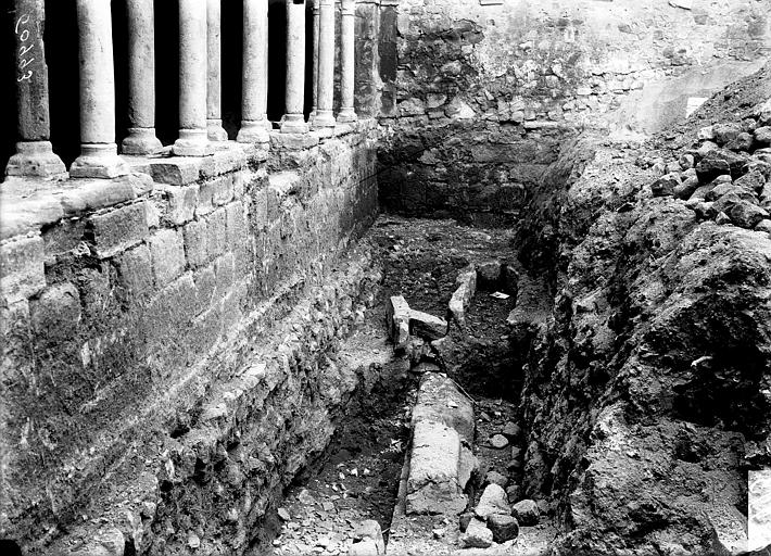 Cloître, galerie, vue cavalière, soubassement et fouilles