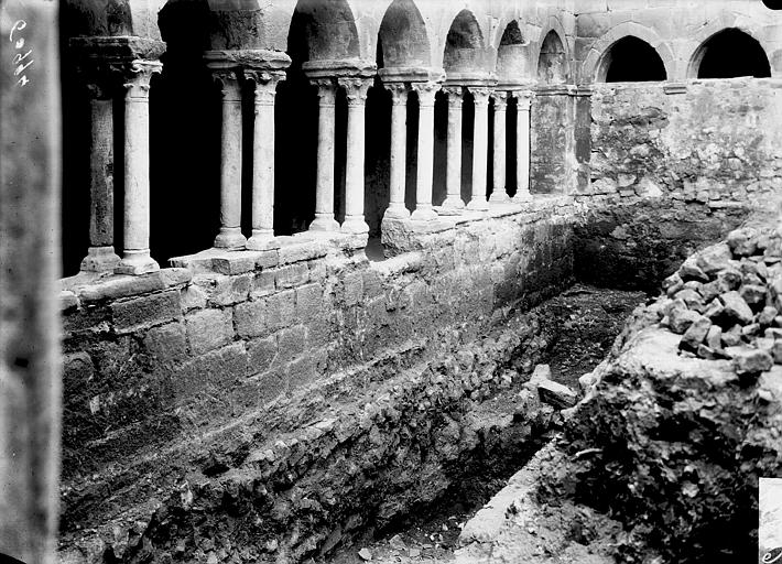 Cloître, galerie, vue cavalière, soubassement et fouilles