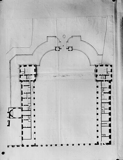 Plan du rez-de-chaussée, avec projet pour changer la cour et pour un pavillon, pris sans la retombe