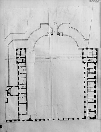 Plan du rez-de-chaussée, avec projet pour changer la cour et pour un pavillon, pris avec la retombe