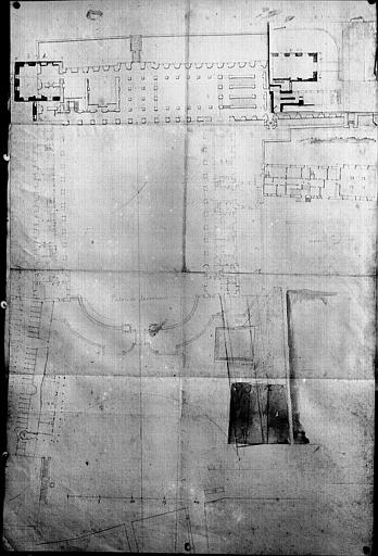 Plan du rez-de-chaussée, avec projet pour changer la cour et pour un pavillon, pris avec la retombe