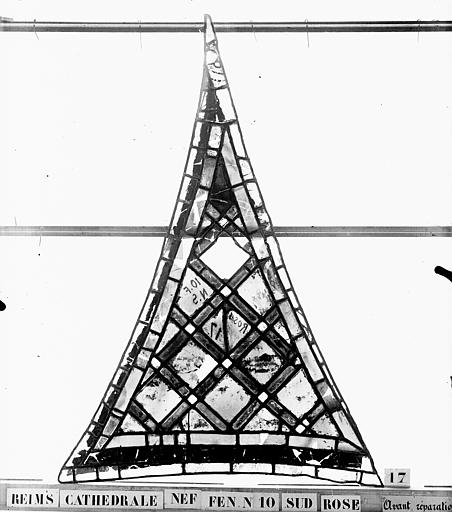 Vitrail, nef, fenêtre 10 sud, rose et écoinçons, panneau 17