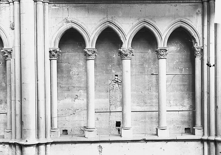 Bras sud du transept, travées, triforium