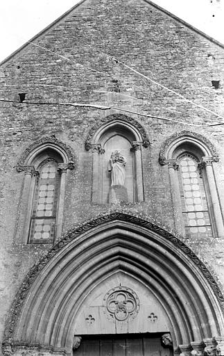 Façade, pignon, la Vierge et l'Enfant