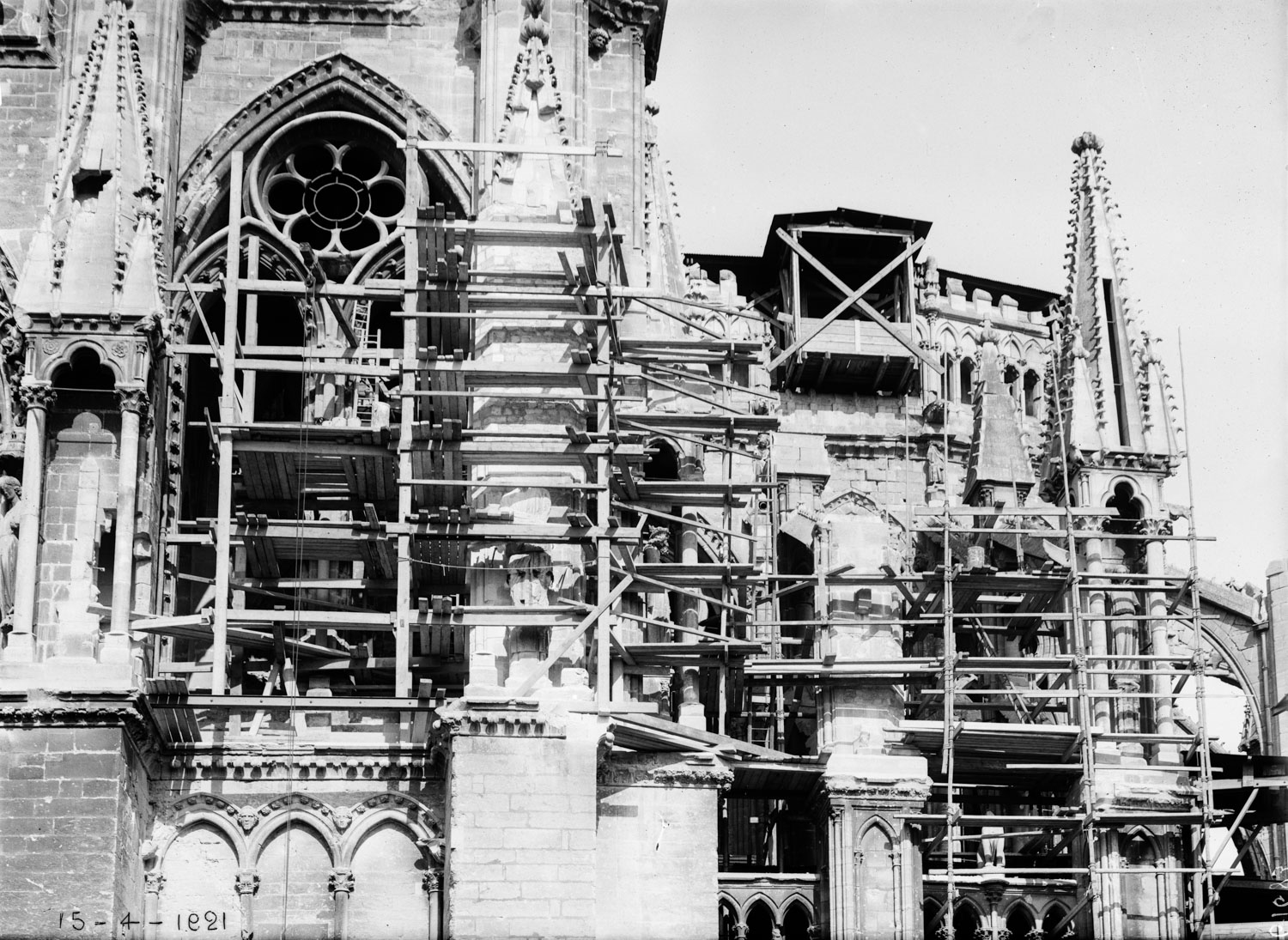 Tour sud-est du transept et premiers arc-boutants de l'abside, au sud