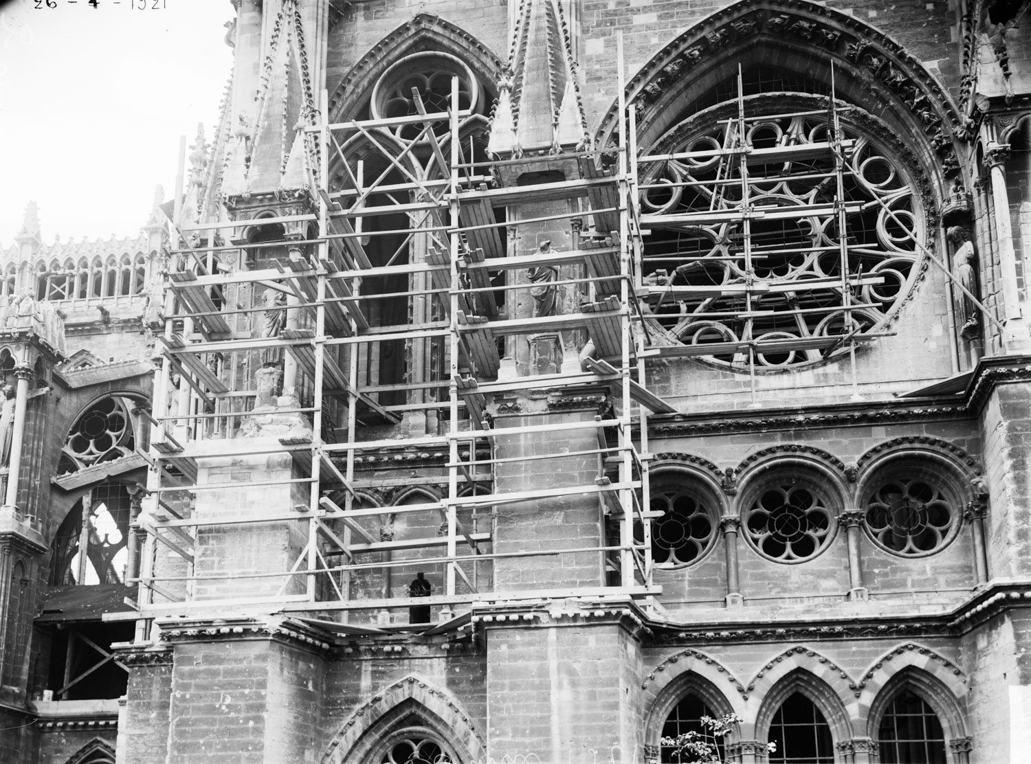 Tour sud-ouest du transept et rosace