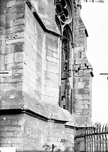 Chapelle du Saint-Sacrement, contrefort, avant consolidation