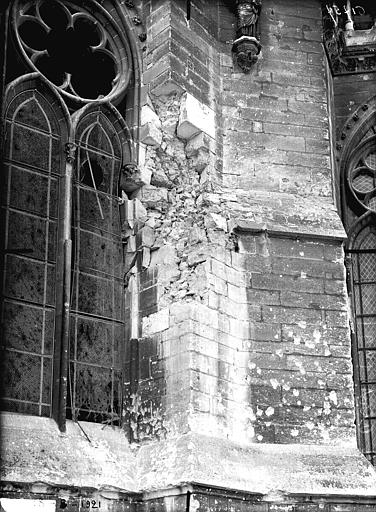 Abside, côté sud, contrefort séparatf entre deux chapelles