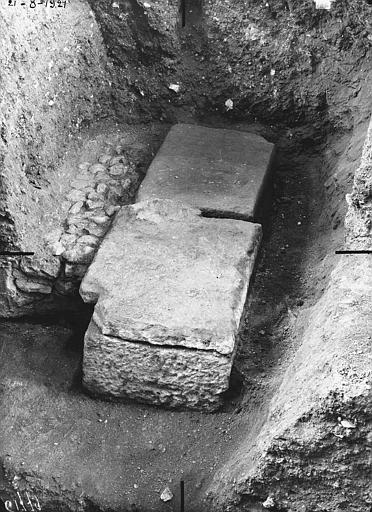 Sarcophage en pierre découvert dans l'axe de la nef, troisième travée, fermé