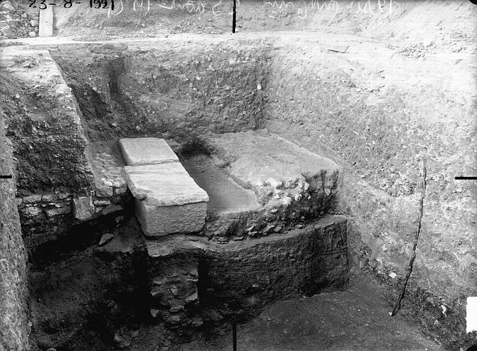 Emplacement d'un cercueil en bois placé à côté d'un sarcophage