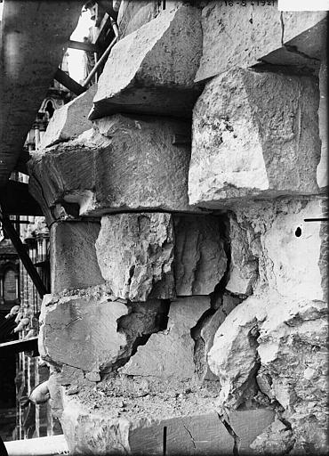 Tour nord, face nord, détail du contrefort au niveau du triforium, avant consolidation