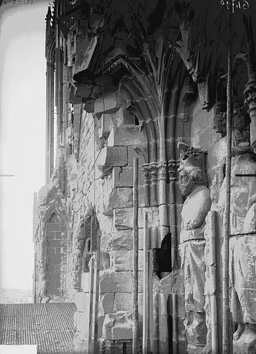 Tour nord, face nord, détail du contrefort au niveau du triforium, avant consolidation