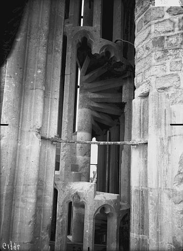 Tour nord, escalier à jour, avant le remplacement des meneaux