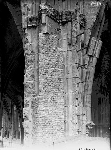 Pilier sud-est de la croisée du transept, au niveau des fenêtres hautes, consolidé provisoirement