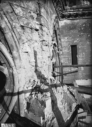 Chapelle absidiale, sommet d'un contrefort