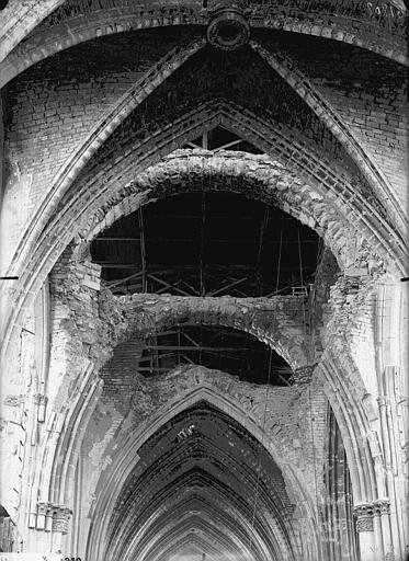 Croisée du transept, brèches dans la voûte