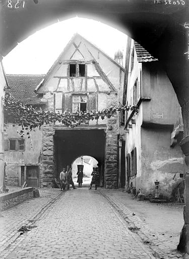 Cour entre la porte supérieure et la porte haute