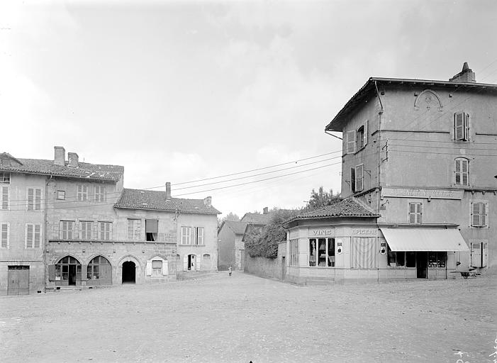 Façade avec baies en ogive en rez-de-chaussée ; marchand de vin en vis-à-vis