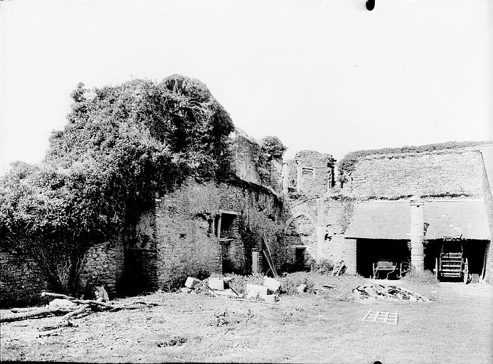 Bâtiment d'angle sur cour