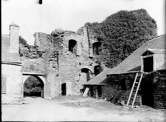 Courtines, intérieur