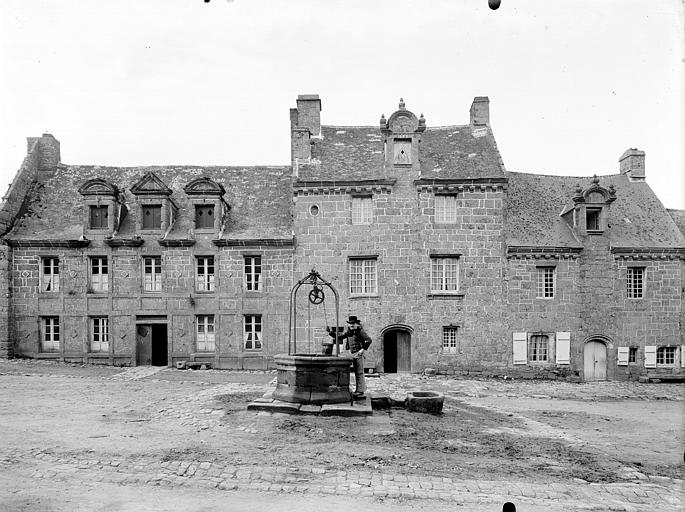 Maisons de la place, puits