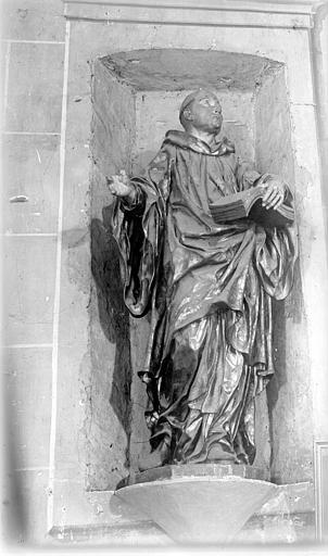 Statue de saint Benoît