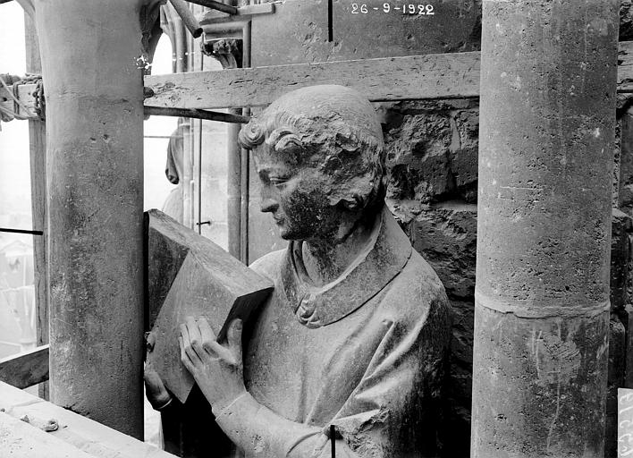 Tour sud, côté est, figure de pinacle adossé, après remise en place de la tête, colonne provisoire en ciment