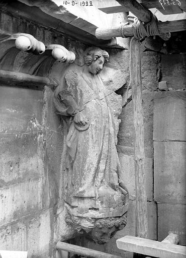 Façade sud, cariatide de la corniche haute, dans l'angle du transept