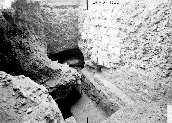 Fouilles de la façade nord, vestiges de mur romain et des maçonneries plus récentes