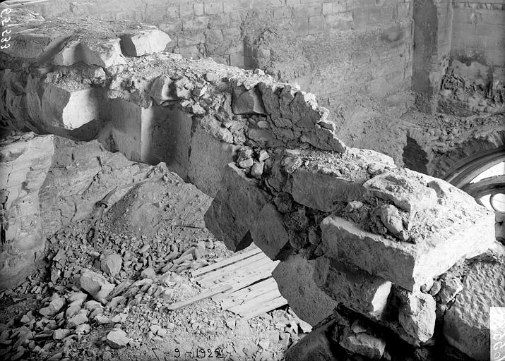 Croisée du transept, un des gors arcs au-dessus des voûtes