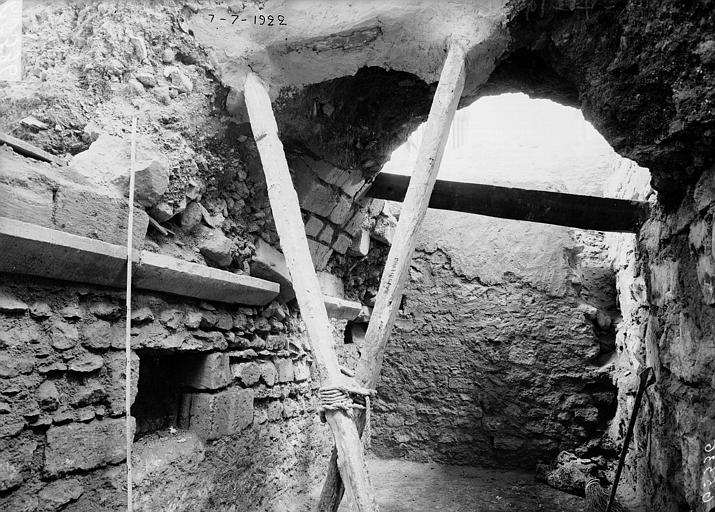 Fouilles du bas-côté nord, vestiges de crypte