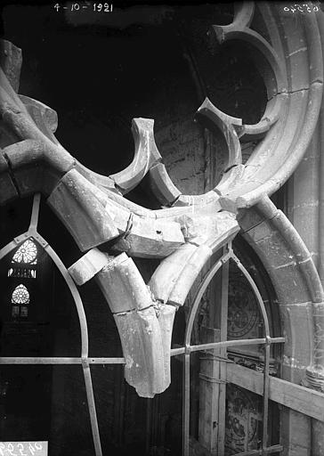 Chapelle absidiale du Saint-Sacrement, partie haute d'une fenêtre, avant consolidation