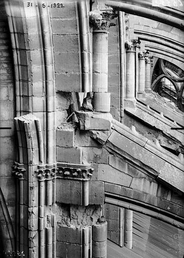 Façade sud, détail de la butée inférieure du cinquième arc-boutant