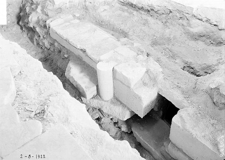 Fouilles du bas-côté nord, départ de l'escalier conduisant à la crypte et la petite baie d'aération