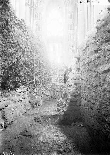 Fouilles du bas-côté nord montrant à droite l'arrachement du mur ouest de la tour nord de la cathédrale carolingienne et à gauche, la maçonnerie des fondations de la cathédrale actuelle